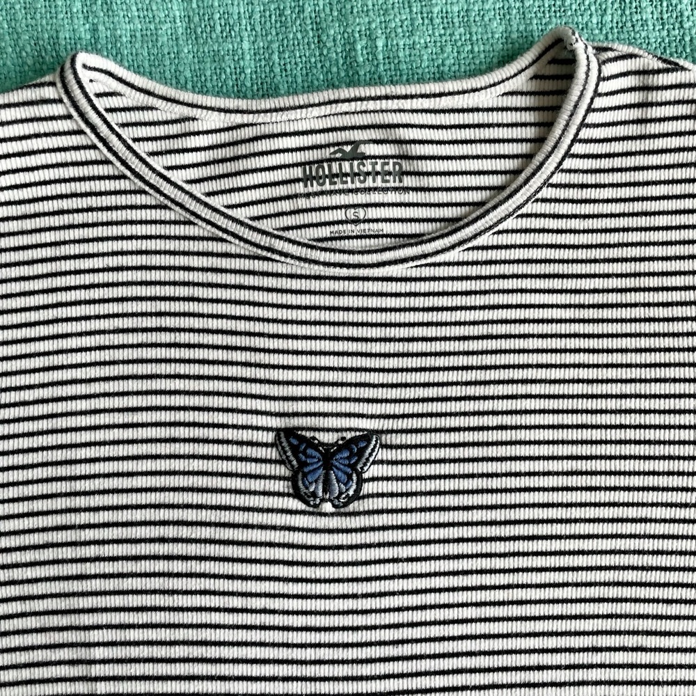 Hollister White and Stripe Tee - size small. Pre-loved condition. 🦋